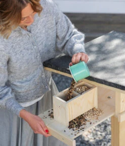 Dehner Natura Futterhaus Karwendel, Natur, Inkl. Ständer, Ca. B84,3/H127,2/T84,3 Cm -Dehner 6622872 6622898 6622906 6622922 WE MO 004 NVHRofanKarwendel