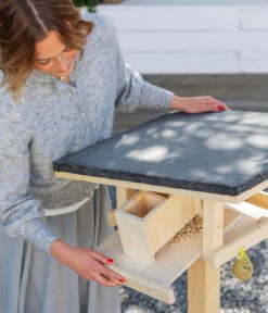 Dehner Natura Futterhaus Karwendel, Natur, Inkl. Ständer, Ca. B84,3/H127,2/T84,3 Cm -Dehner 6622872 6622898 6622906 6622922 WE MO 008 NVHRofanKarwendel