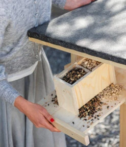 Dehner Natura Futterhaus Karwendel, Natur, Inkl. Ständer, Ca. B84,3/H127,2/T84,3 Cm -Dehner 6622872 6622898 6622906 6622922 WE MO 012 NVHRofanKarwendel